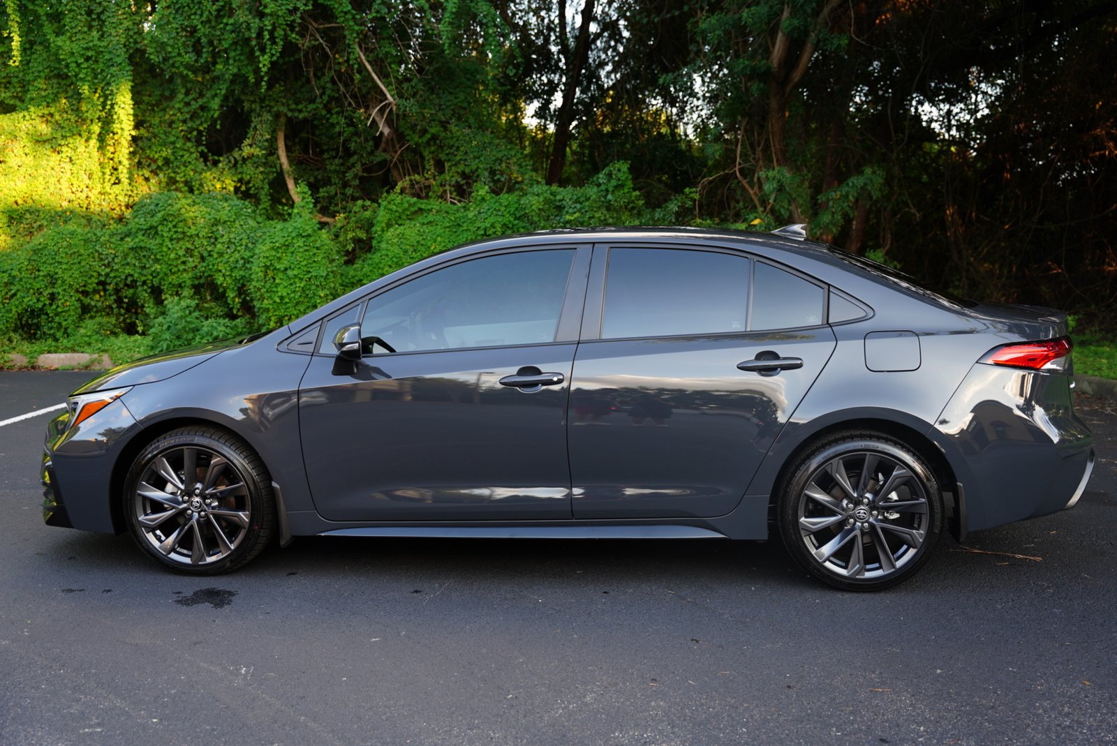 Vista lateral completa del Toyota Corolla gris